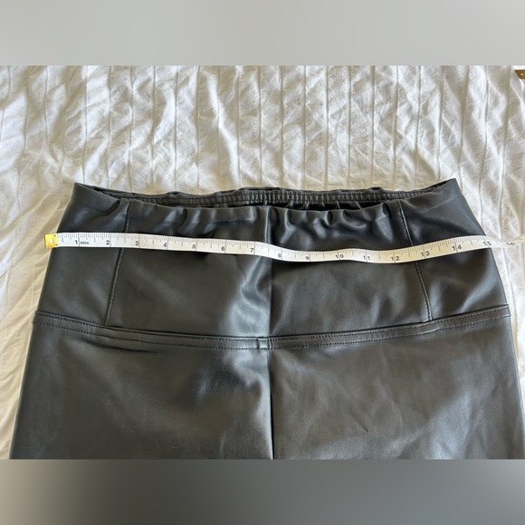 The perfect faux leather legging 🖤 - Picture 4 of 4